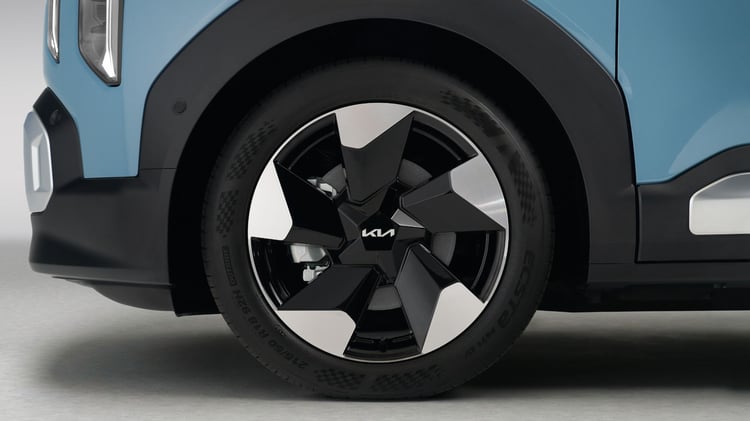 Jante de la Kia EV2, design aérodynamique noir et argent.