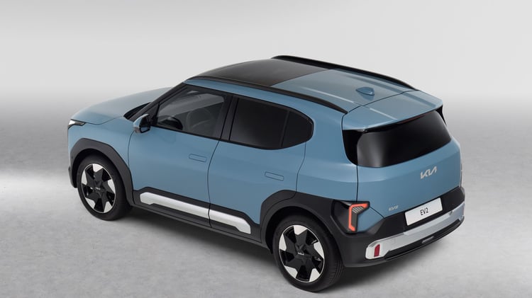 Kia EV2 vue arrière trois-quarts, hayon et toit partiellement noir.