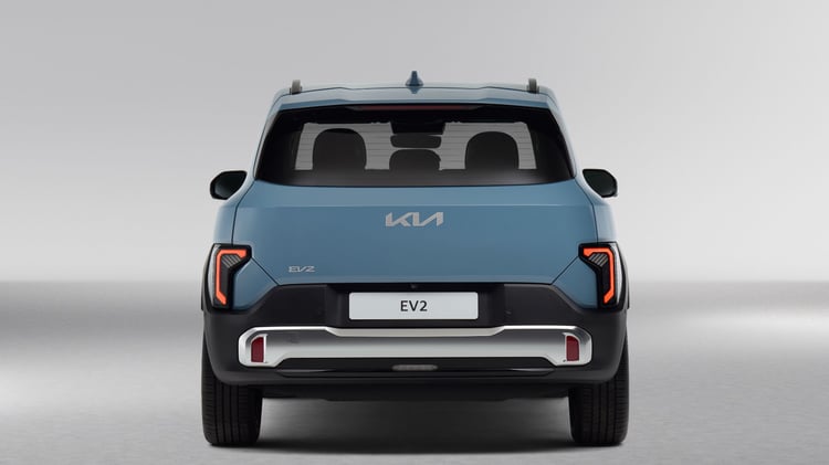 Vue arrière de la Kia EV2 : SUV électrique compact avec feux verticaux et bouclier bicolore.