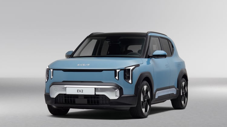 Kia EV2 vue avant centrée, feux verticaux allumés.