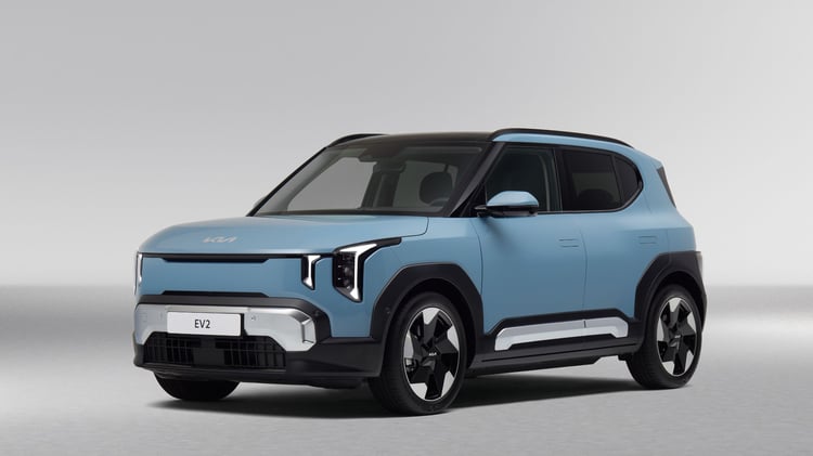Kia EV2 bleu, vue trois-quarts avant, SUV électrique compact.