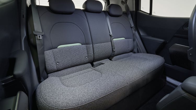 Banquette arrière de la Kia EV2 avec trois appuis-tête.