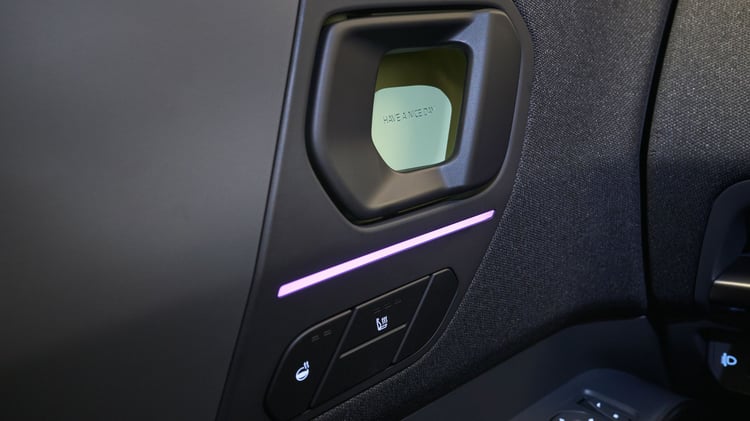 Insert de portière Kia EV2 avec message “HAVE A NICE DAY” et commande de chauffage siège.