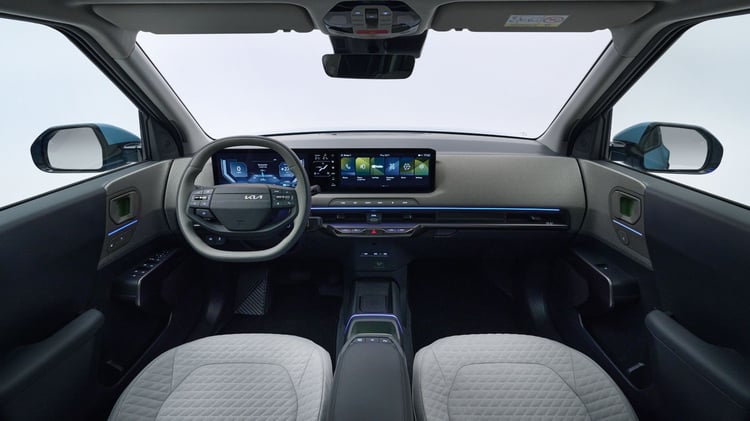 Écrans de la Kia EV2 avec tableau de bord numérique et menu multimédia.