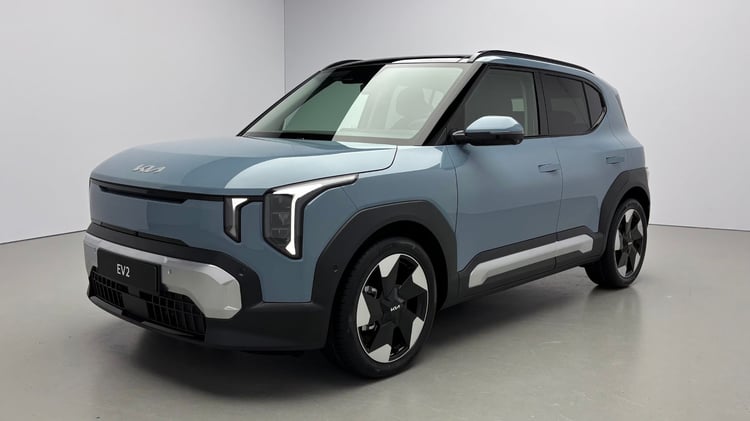Kia EV2 : vue avant trois-quarts du SUV électrique urbain au design anguleux.