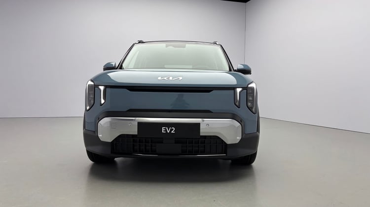 Vue de face de la Kia EV2, avec sa signature lumineuse verticale et son bandeau avant fermé.
