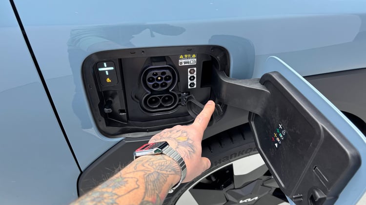 Trappe de recharge ouverte de la Kia EV2 avec prise Combo CCS pour charge AC et DC.