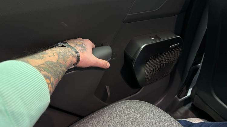 Poignée de porte arrière de la Kia EV2 avec haut-parleur intégré sur le panneau latéral.