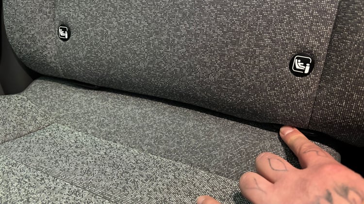 Banquette arrière de la Kia EV2 avec fixations ISOFIX visibles pour sièges enfant.