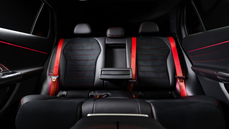 Banquette arrière du Mercedes GLC électrique avec sellerie noire, surpiqûres rouges et ceintures de sécurité rouges