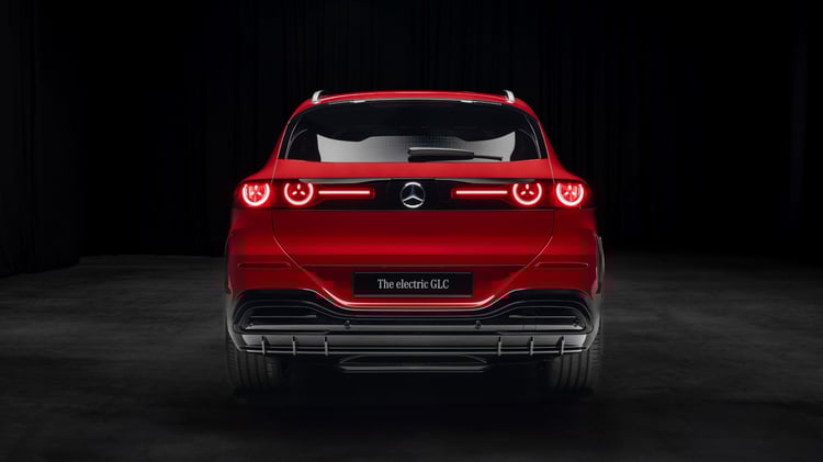 Vue arrière du Mercedes GLC électrique avec signature lumineuse à LED et bandeau lumineux