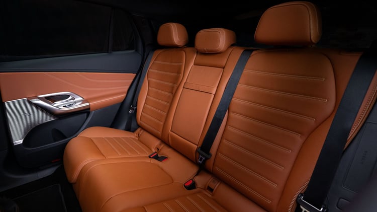 Banquette arrière du Mercedes GLC électrique avec sellerie cuir marron et assises pour trois passagers