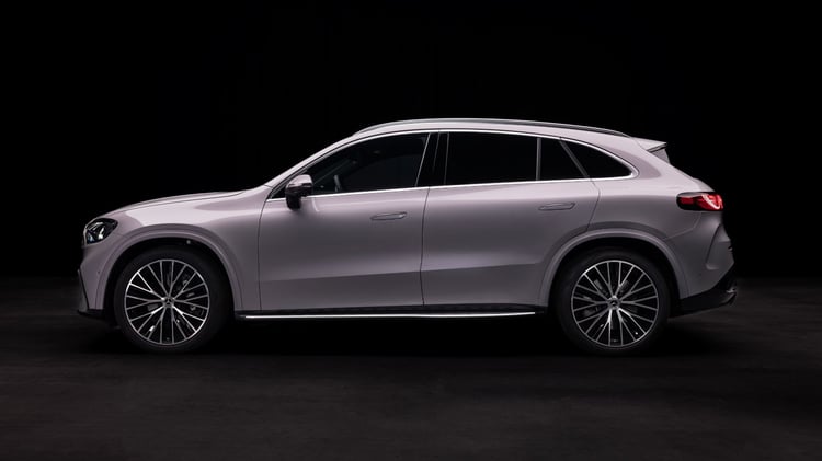 Vue de profil du Mercedes GLC électrique en studio