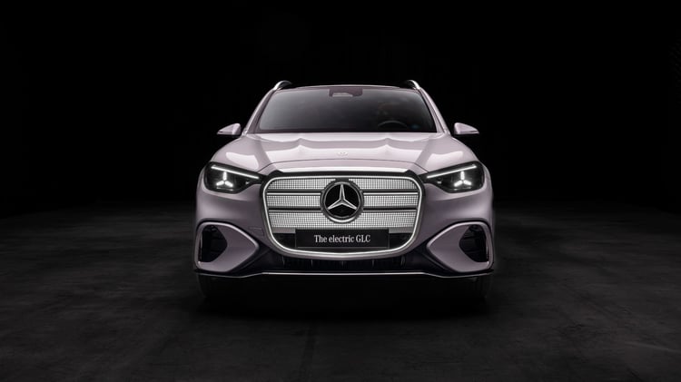 Vue de face du Mercedes GLC électrique en studio