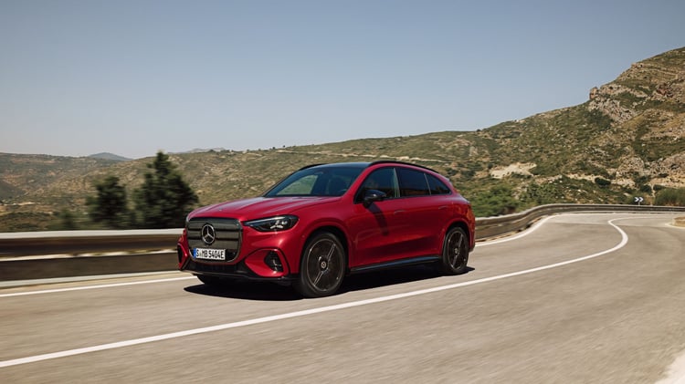 Mercedes GLC électrique en conduite sur route de montagne