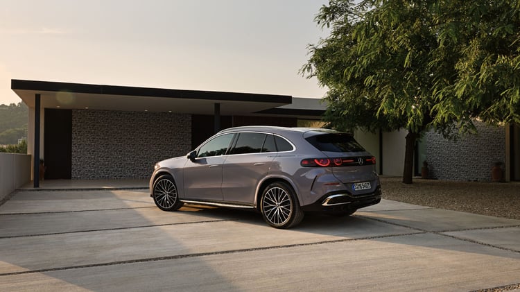 Vue arrière trois-quarts du Mercedes GLC électrique 400 4MATIC garé devant une habitation moderne