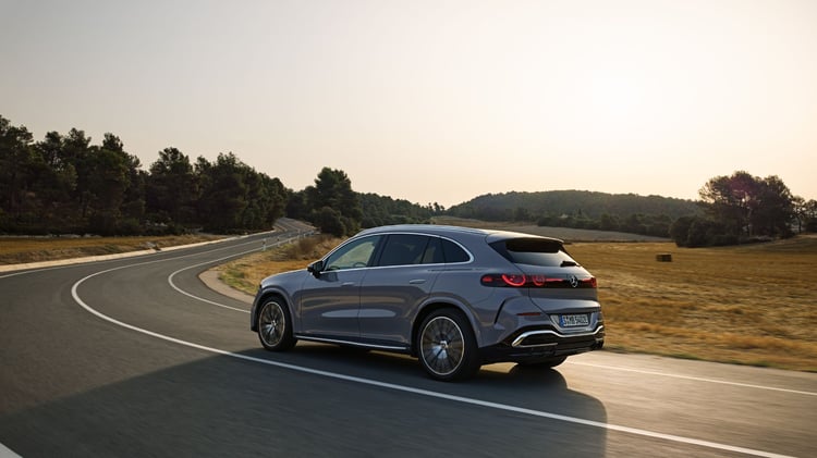 Vue arrière latérale du Mercedes GLC électrique 400 4MATIC en circulation sur route sinueuse