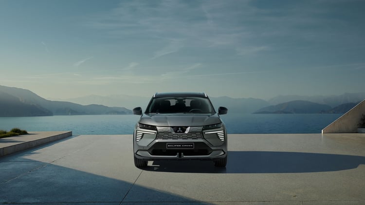 Face avant du Mitsubishi Eclipse Cross électrique avec signature lumineuse LED