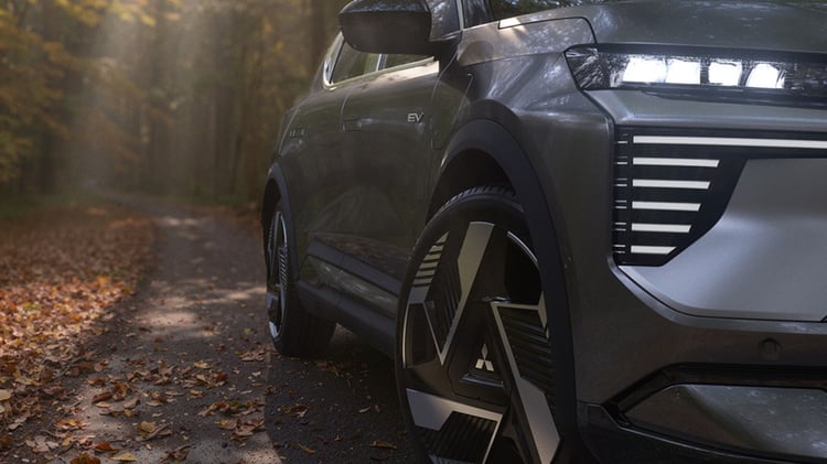 Détail de la face avant du Mitsubishi Eclipse Cross électrique avec projecteurs LED et jante aérodynamique