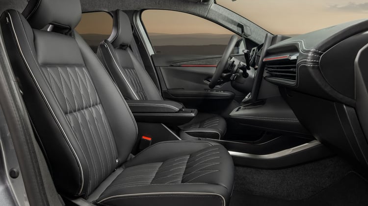 Poste de conduite du Mitsubishi Eclipse Cross électrique avec sièges avant et écran central