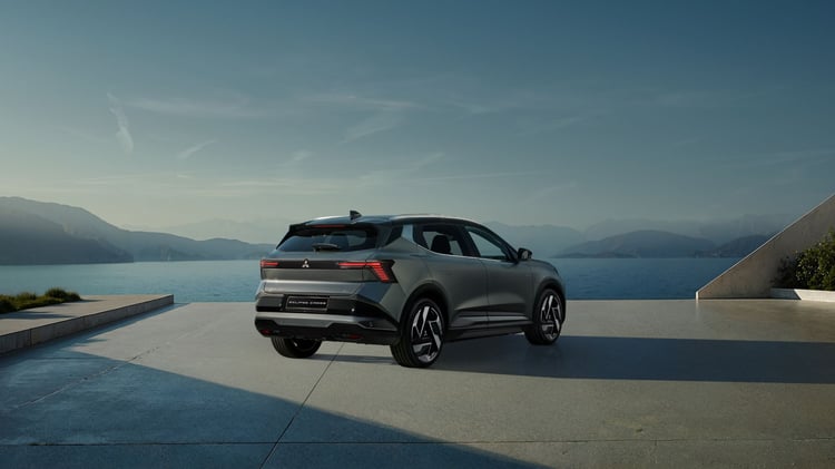 Vue arrière du Mitsubishi Eclipse Cross électrique mettant en avant le volume de coffre de 545 litres