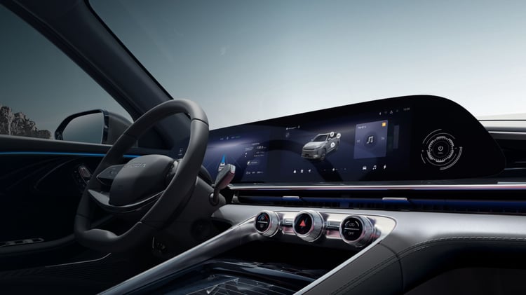 Poste de conduite de l’Omoda 9 SHS-P avec double écran numérique et volant multifonction