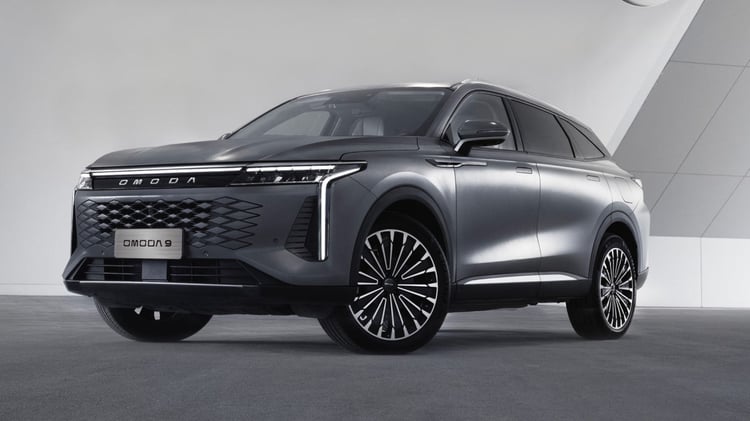 Vue de trois-quarts avant de l’Omoda 9 SHS-P, SUV hybride rechargeable à transmission intégrale