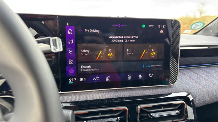 Écran central de la Renault 4 E-Tech électrique affichant une consommation de 24,2 kWh/100 km sur autoroute