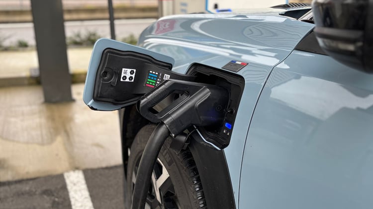 Prise de recharge avant gauche de la Renault 4 E-Tech électrique