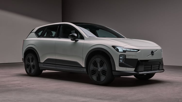 Volvo EX60 Cross Country électrique en vue trois-quarts avant gauche