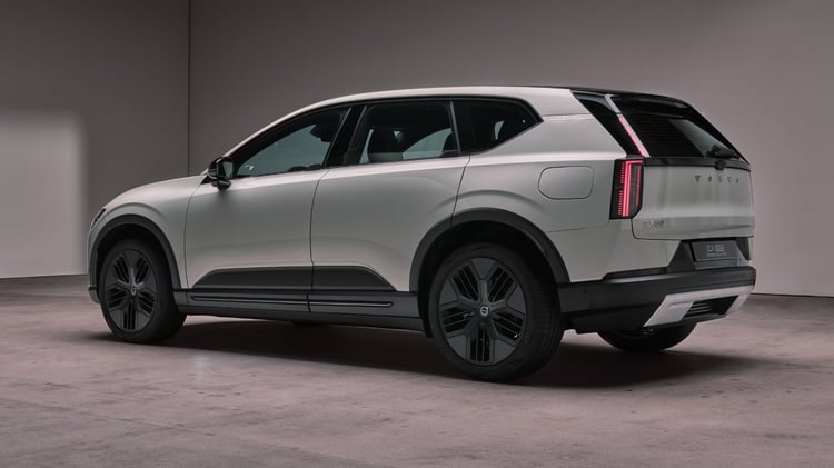 Volvo EX60 Cross Country électrique en vue trois-quarts arrière