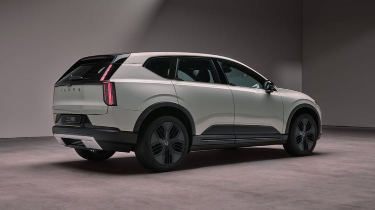 Volvo EX60 Cross Country électrique vu de trois-quarts arrière