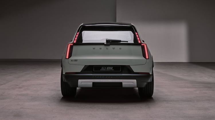 Vue arrière du Volvo EX60 Cross Country électrique