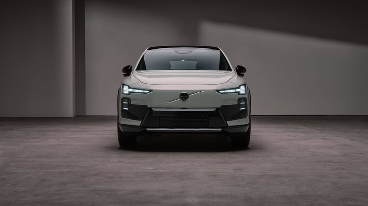 Vue de face du Volvo EX60 Cross Country électrique