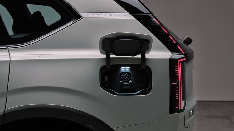 Trappe de recharge du Volvo EX60 compatible recharge rapide jusqu’à 370 kW