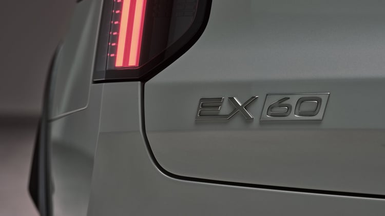 Badge Volvo EX60 sur le hayon arrière du SUV électrique en finition Cross Country