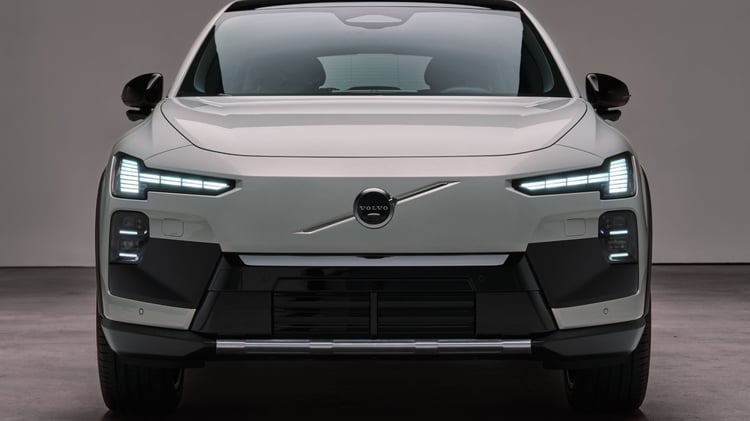 Face avant du Volvo EX60 Cross Country avec signature lumineuse en marteau de Thor