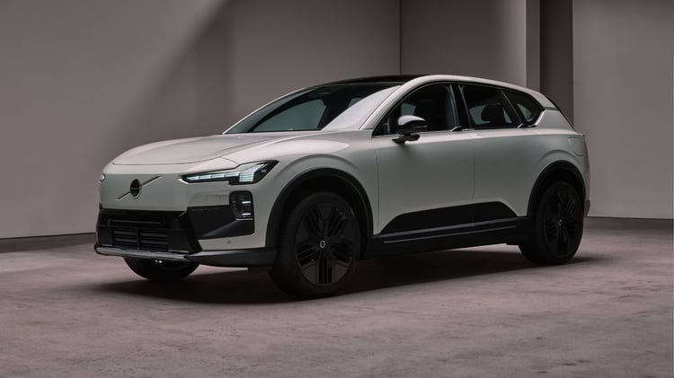 Volvo EX60 Cross Country électrique en vue trois-quarts avant