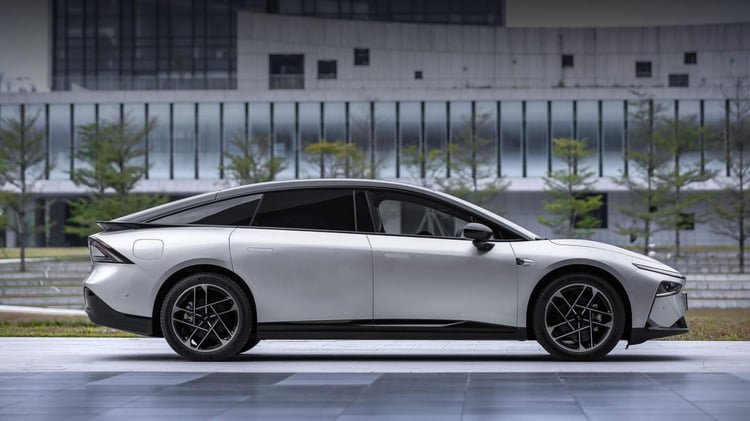 Profil de la berline électrique XPeng P7+ en gris, vue de côté avec jantes noires et toit vitré