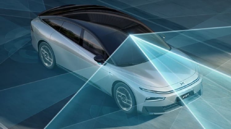 XPeng P7+ vue de dessus avec faisceaux illustrant les capteurs et aides à la conduite