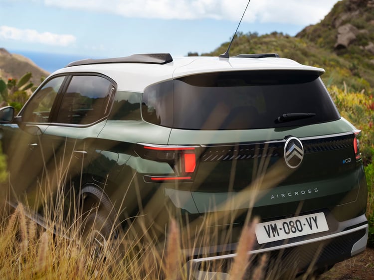 Disponible dès la finition PLUS, le toit bi-ton apporte une touche originale et colorée à cet Aircross.