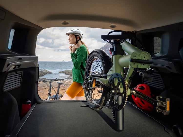 Banquette rabattue, le volume disponible monte jusqu'à 1 600 litres. De quoi embarquer vélo, bagages ou petit meuble.