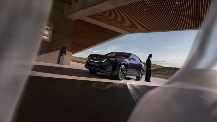 Mazda CX-6e électrique vu de trois quarts avant à l’arrêt