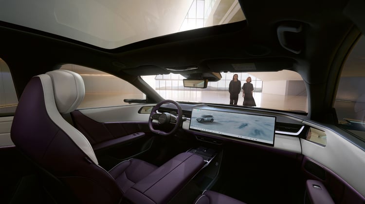 Habitacle avant du Mazda CX-6e avec écran panoramique et toit vitré