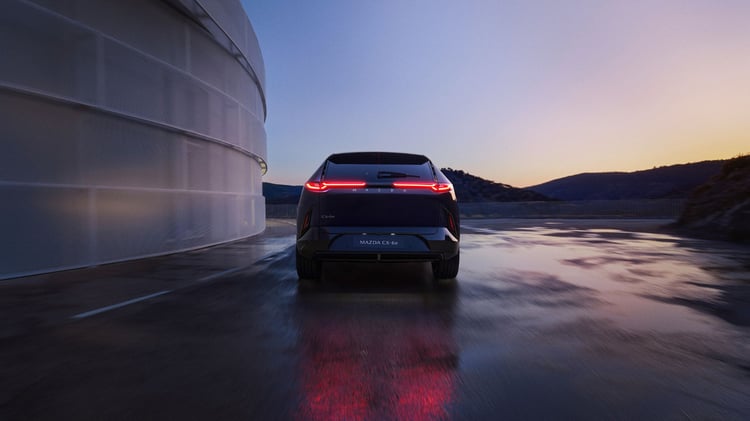 Vue arrière du Mazda CX-6e électrique avec bandeau lumineux allumé