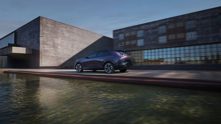Mazda CX-6e électrique vu de profil arrière en circulation