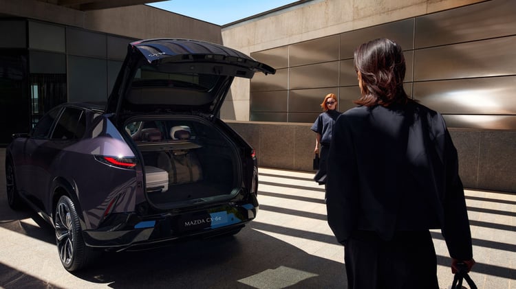 Coffre du Mazda CX-6e électrique avec hayon ouvert, vue arrière