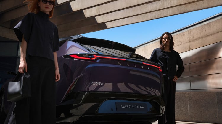 Vue arrière du Mazda CX-6e électrique avec bandeau lumineux et lettrage Mazda