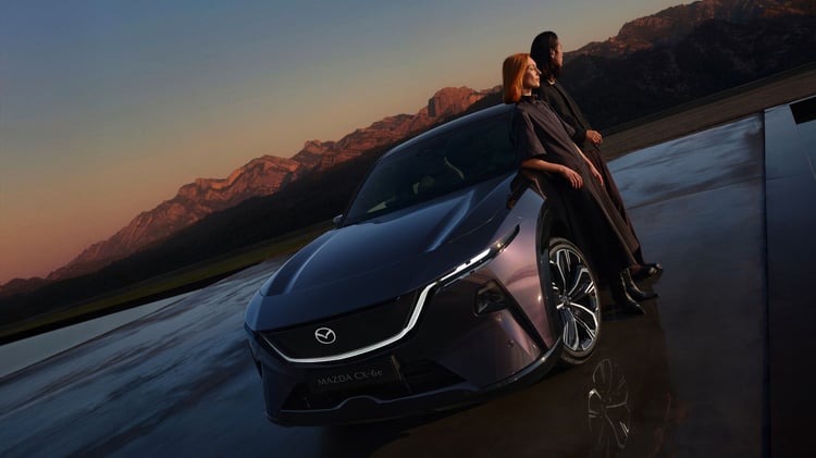 Mazda CX-6e électrique vu de trois quarts avant avec signature lumineuse avant