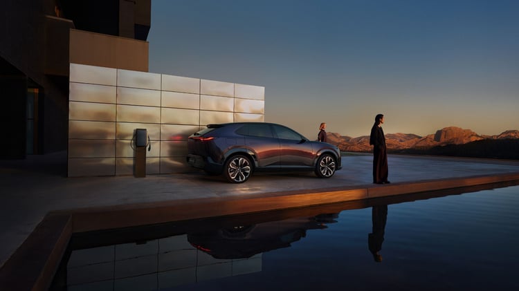 Mazda CX-6e électrique en recharge vu de profil arrière